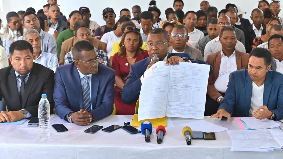 Présidentielle à Madagascar : un candidat demande la "disqualification" de Rajoelina