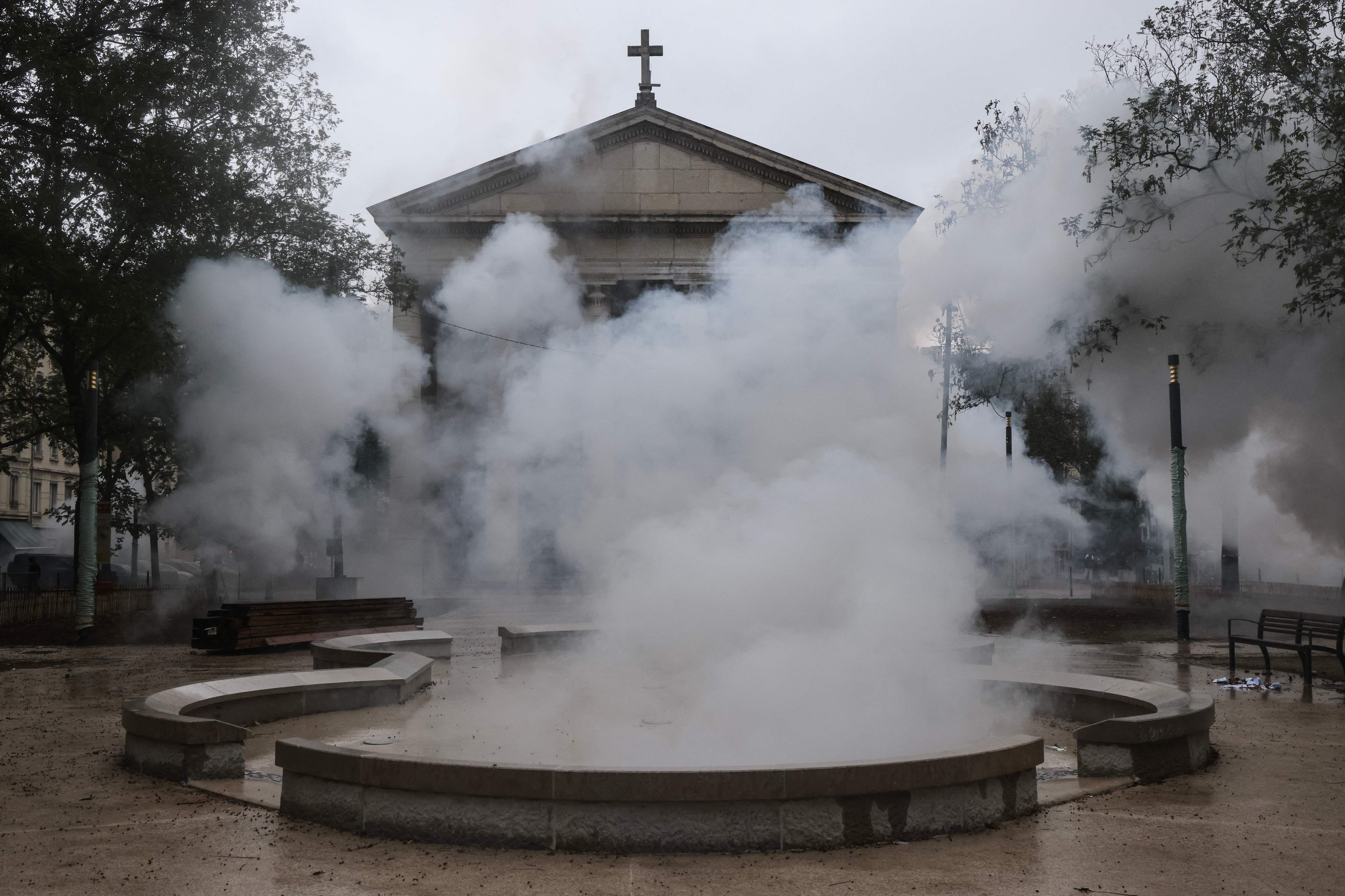 Police fire tear gas as new French demonstrations kick off