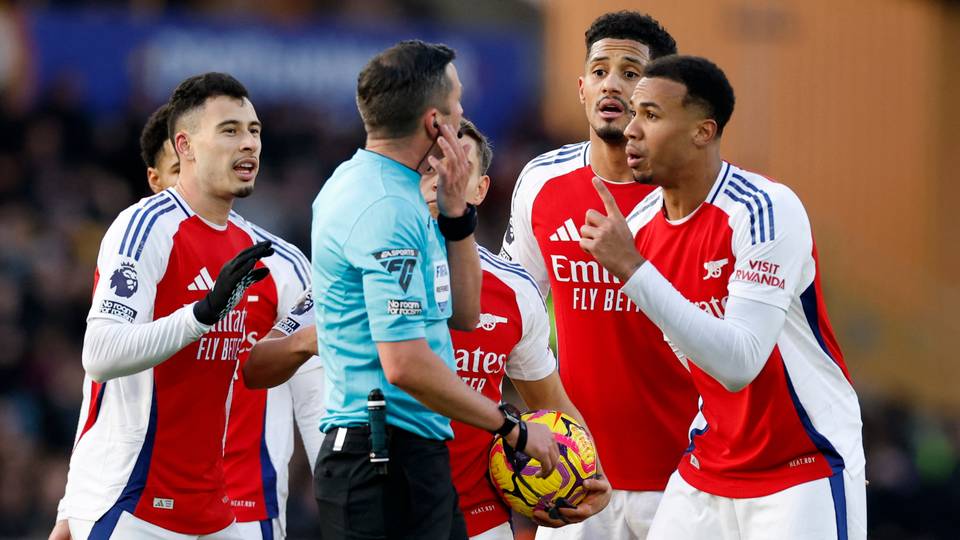 Liverpool thrash Ipswich, Arsenal beat Wolves despite red card