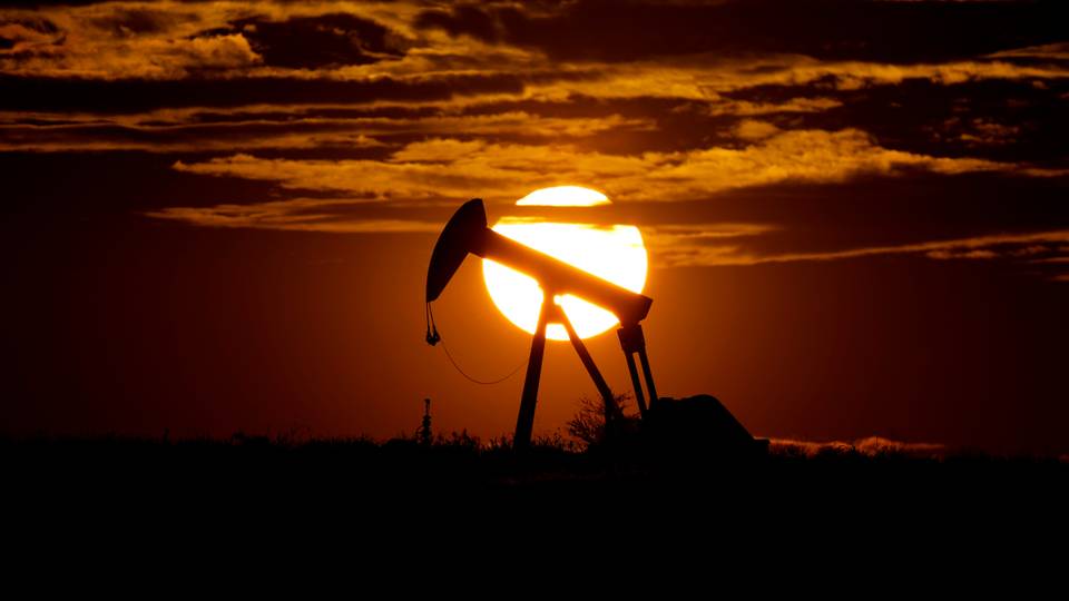 Eastern Libya closes oil fields, suspends exports