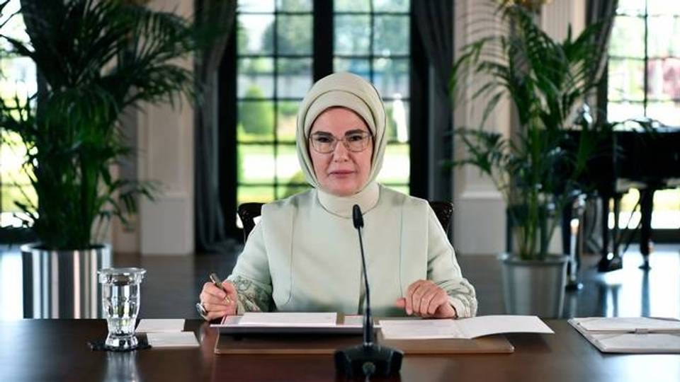 Turkish first lady commends Bangladesh's interim leader