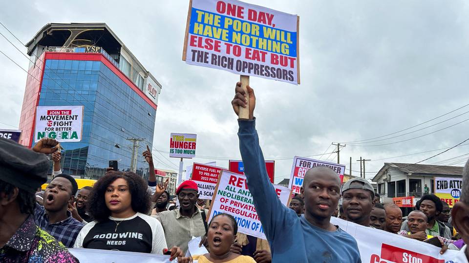 Weak internet, rains dampen Nigeria's cost of living protests