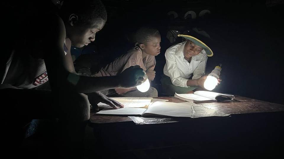 Manyonga: Zimbabwean engineer lighting up lives with 'magic' lantern