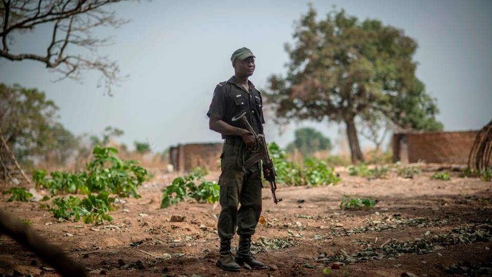 Nigeria : les forces de sécurité se mobilisent pour retrouver les centaines d'élèves kidnappés dans le nord-ouest