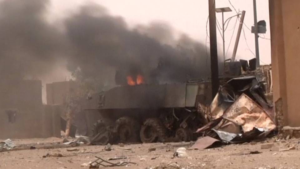Mali: le GSIM revendique la prise d'un camp de l'armée, qui réfute