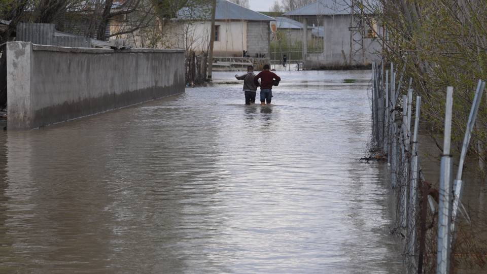 Floods displace 100,000 people in Burundi