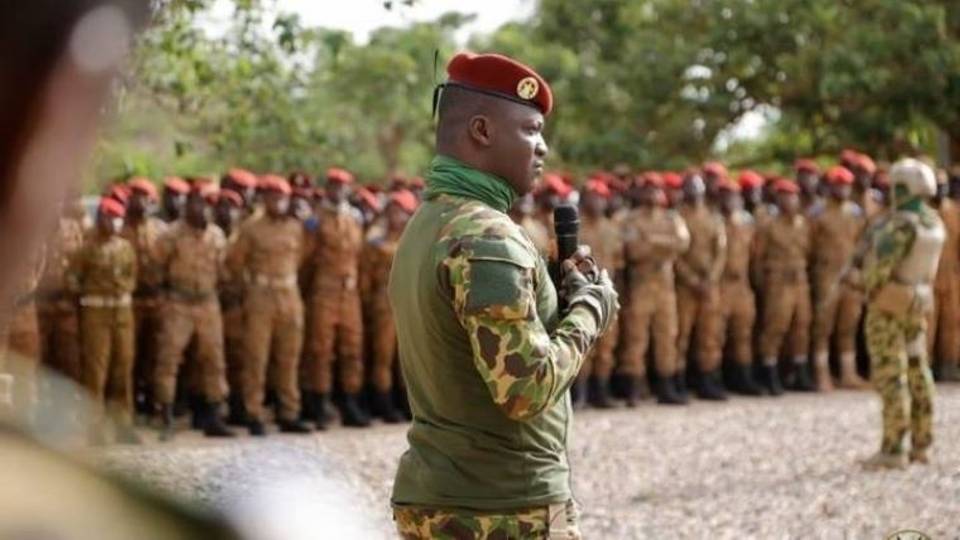 L'armée burkinabè condamne les vidéos montrant des soldats qui auraient mutilé des cadavres