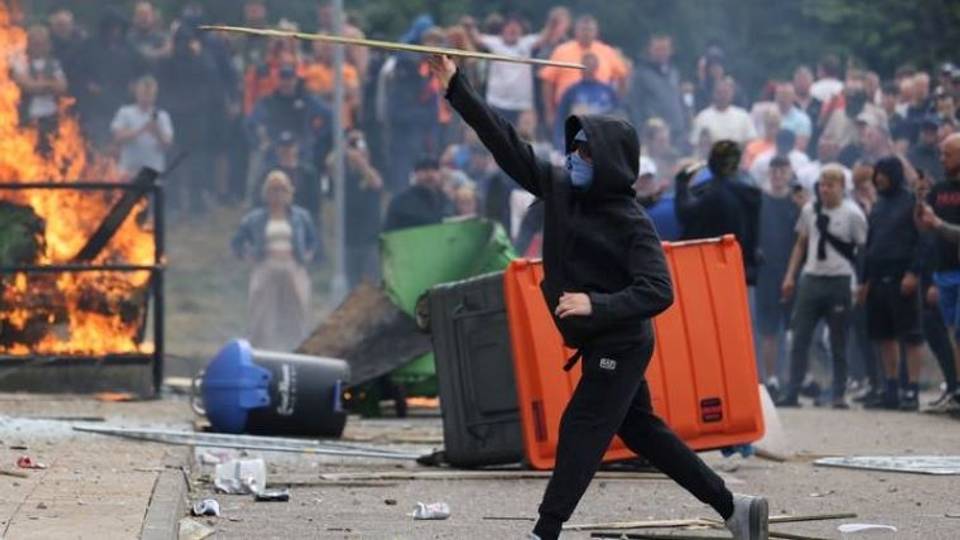 Royaume-Uni : des émeutiers saccagent des hôtels pour migrants