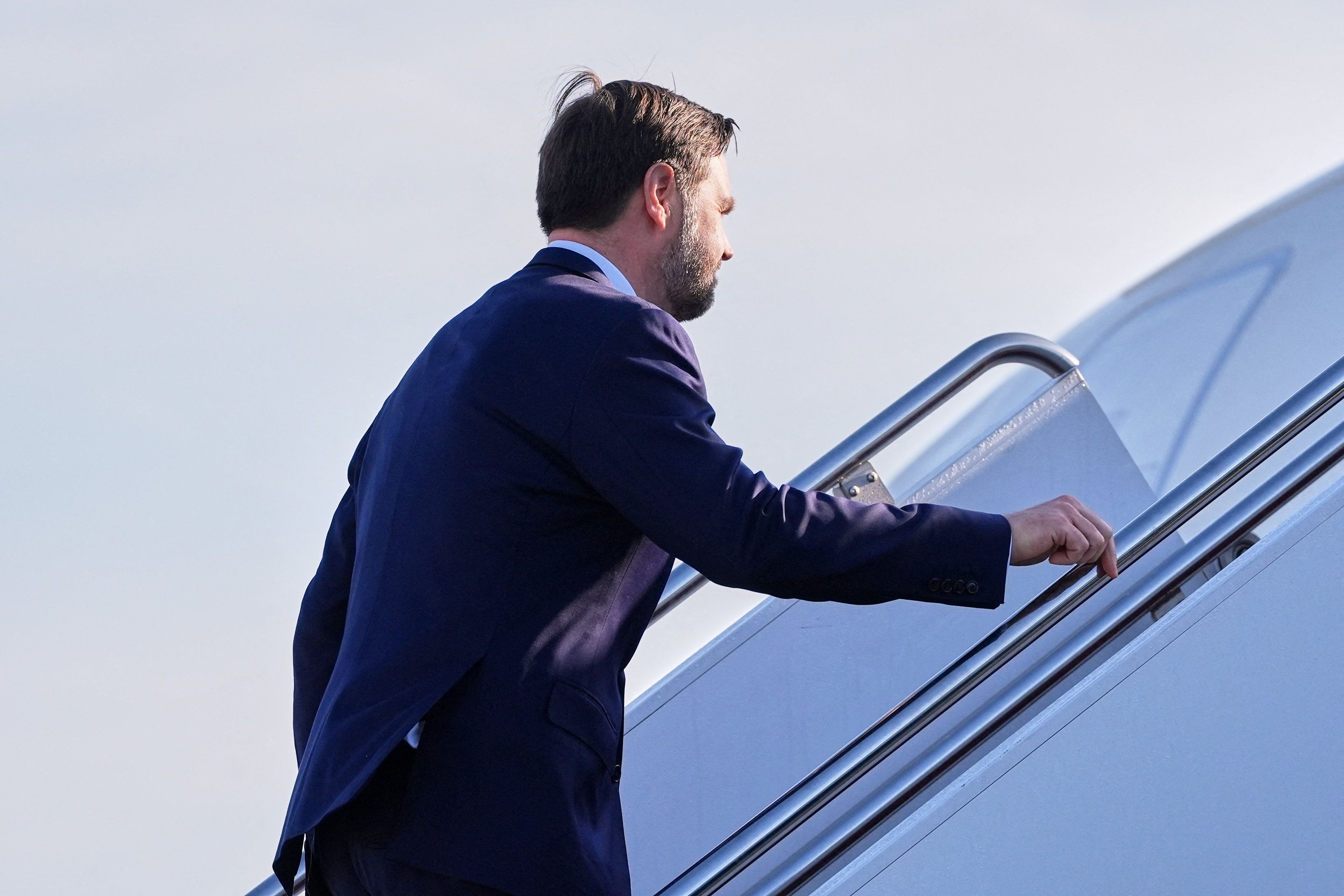 US vice president heads to Pakistan for Iran peace talks