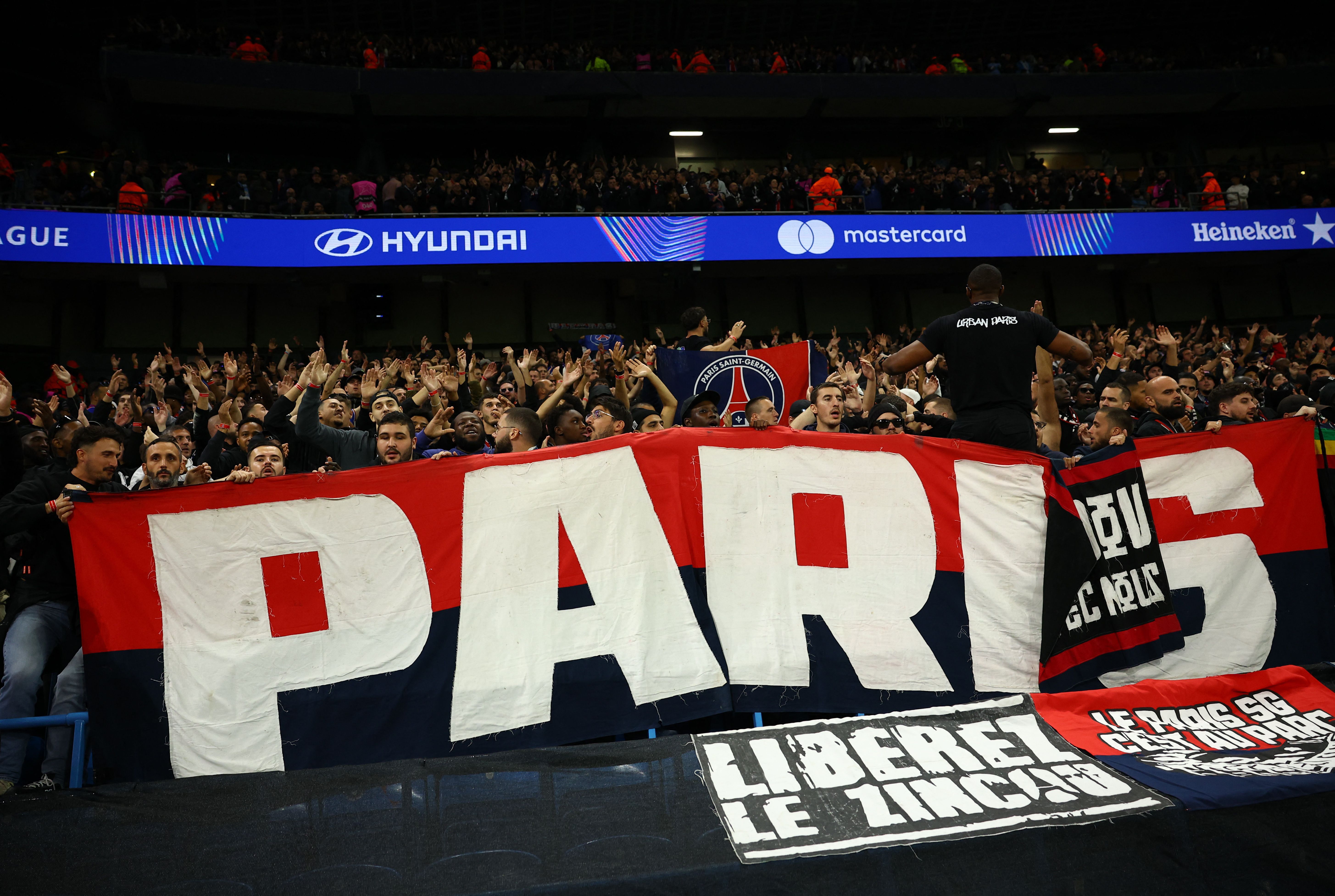 Le Barça saisit l’UEFA après un tifo jugé "violent" déployé par les supporters du PSG