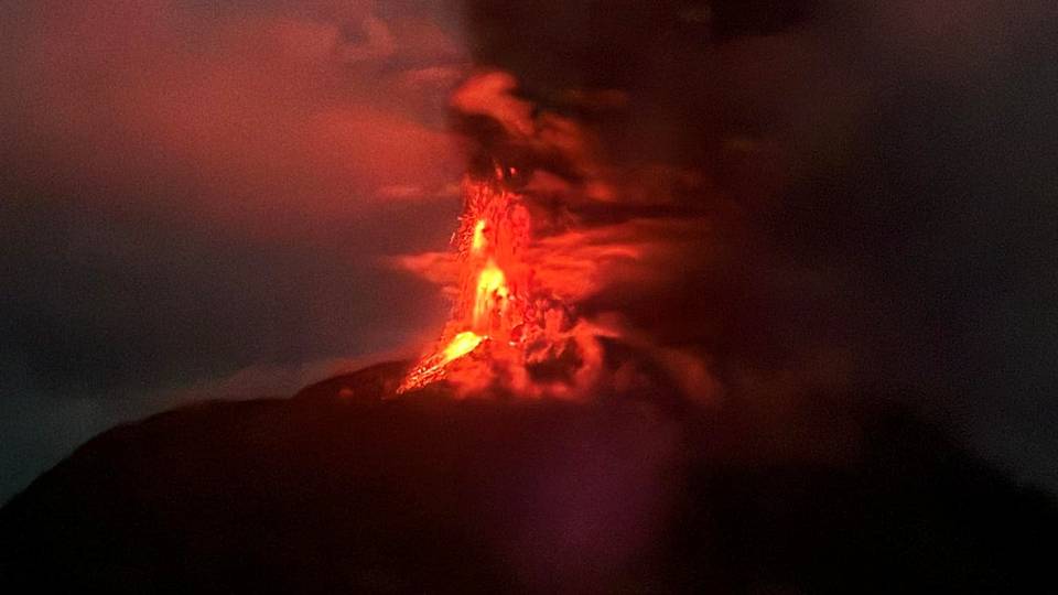 Indonesia closes airports, orders mass evacuations after Mount Ruang eruption