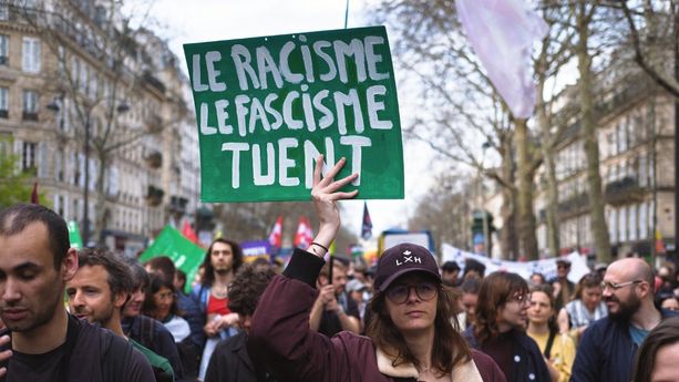 Des manifestants dénoncent racisme et guerre à Paris