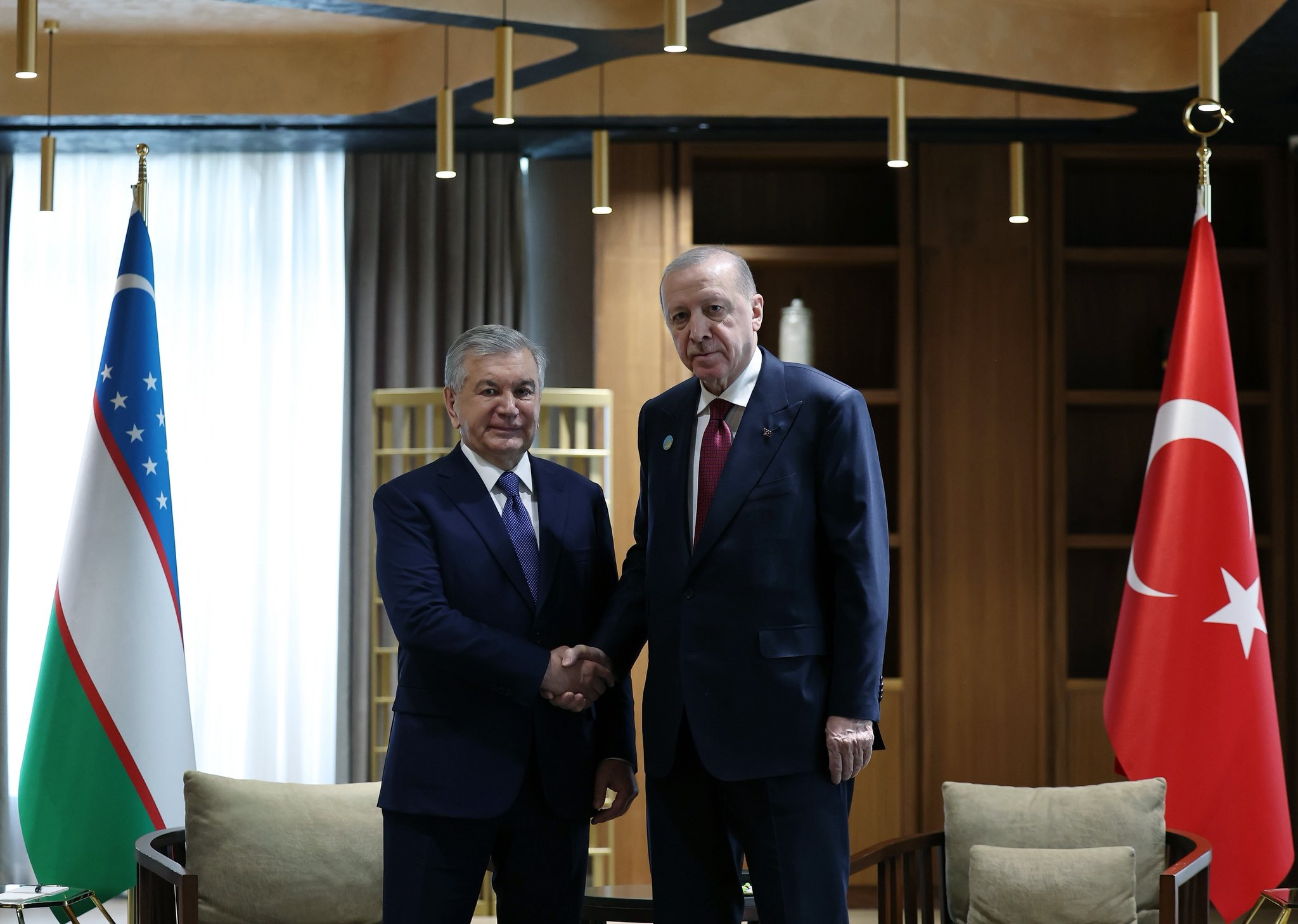 Erdogan et Mirziyoyev discutent de la coopération en matière de défense et de commerce au Turkistan