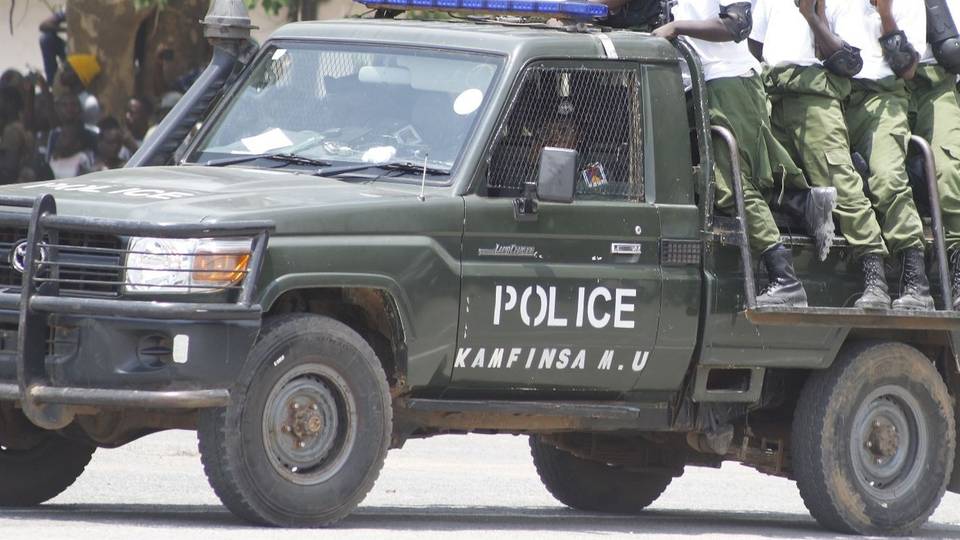 Zambia hunts for inmates freed by 'drunken' policeman