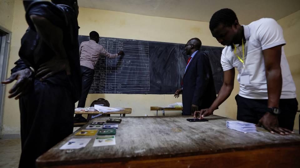 Les Sénégalais toujours suspendus au résultat de la présidentielle
