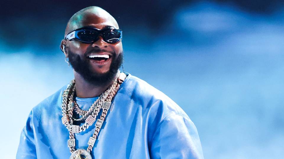 Davido: Nigerian Afrobeats star pledges $188,000 to orphanages