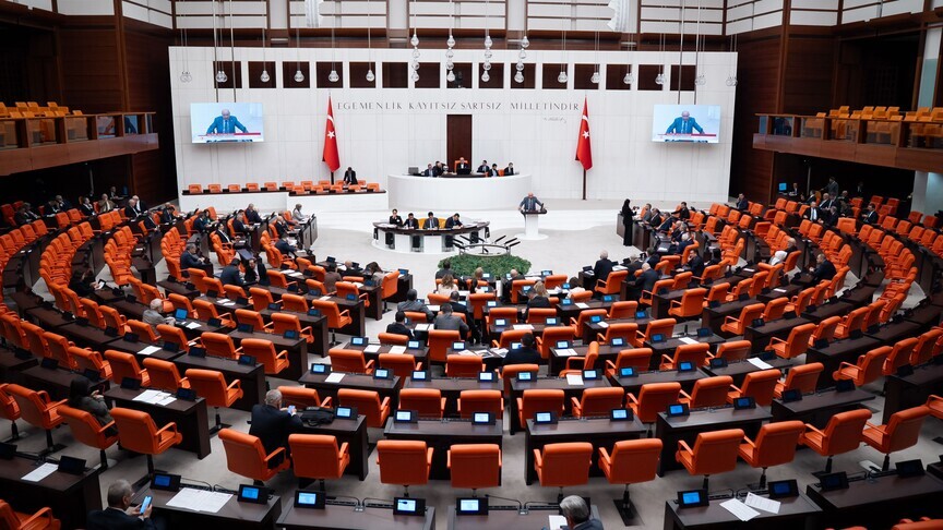 Türkiye : le Parlement examine une réforme sociale incluant congés et réseaux sociaux
