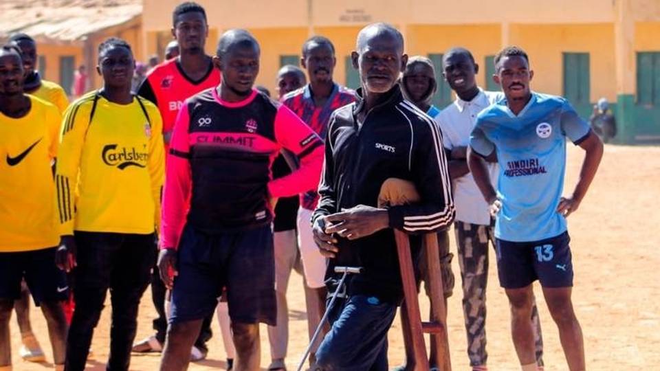 AK Nasara : l'entraîneur amputé du Nigeria produit des stars du football