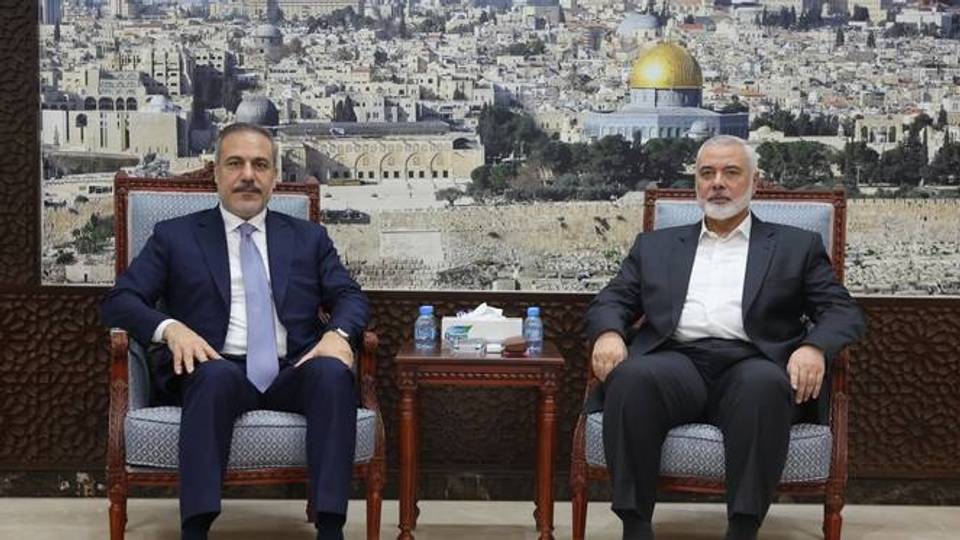 Turkish top diplomat holds a meeting with Hamas leader in Qatar
