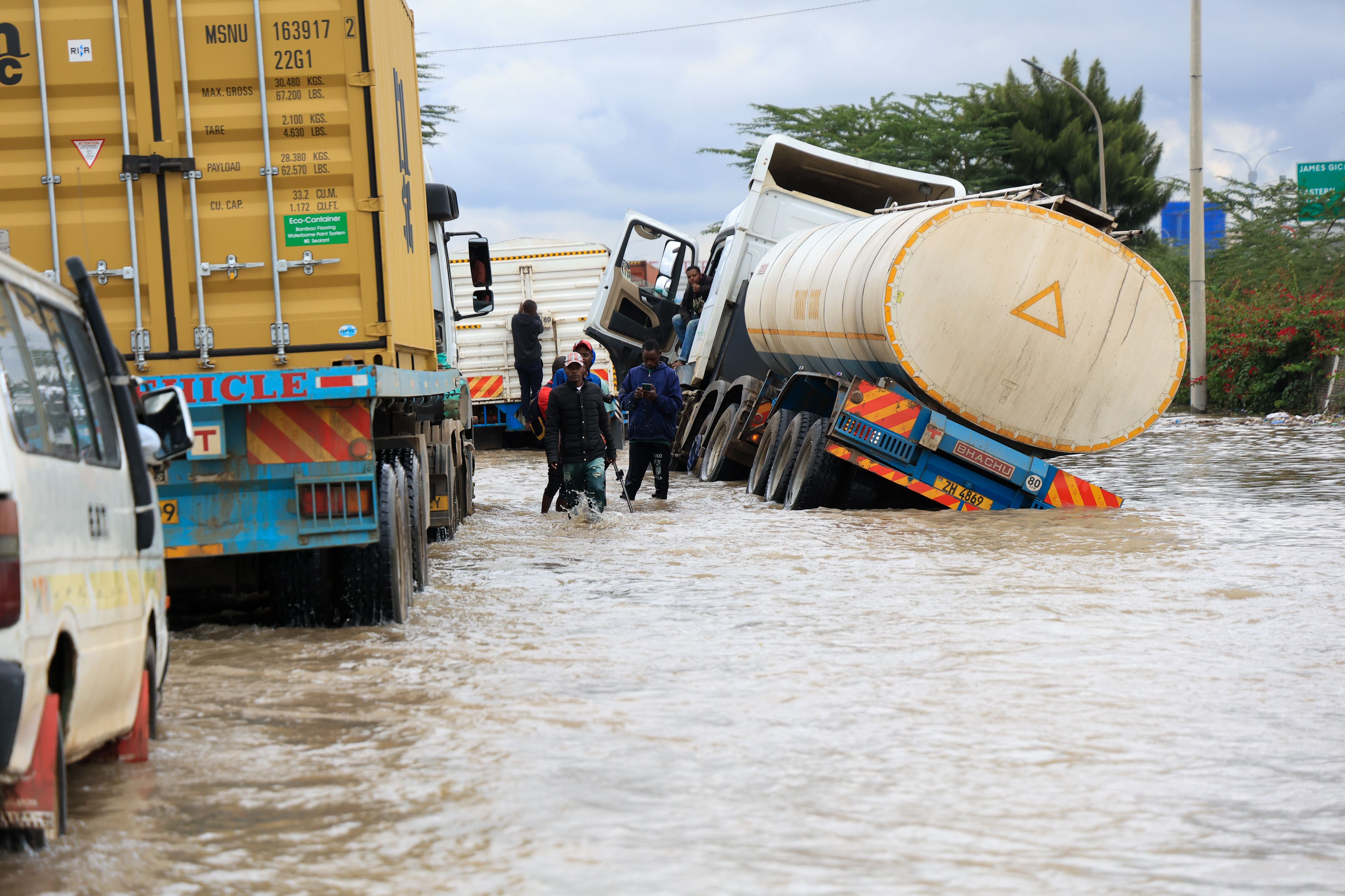 Heavy rain causes fresh flooding in Kenya, sparks dam overflow fears