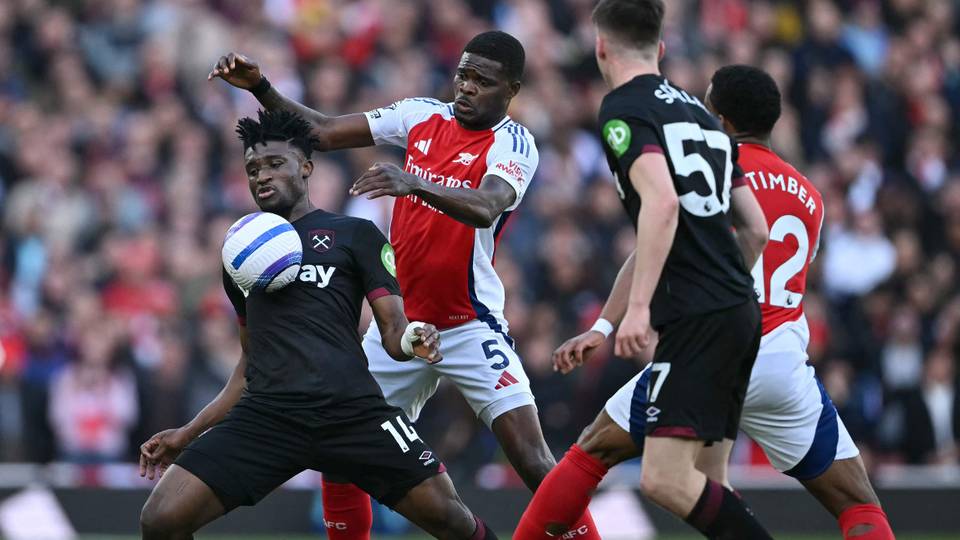 Arsenal title hopes suffer blow with West Ham defeat