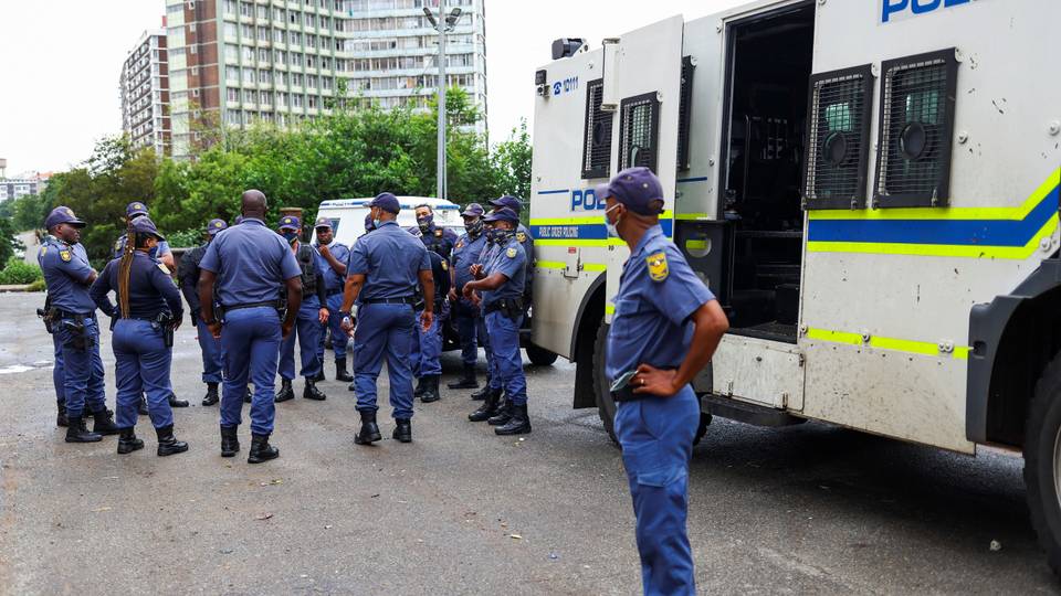 La policière sud-africaine accusée de meurtres comparaît devant le tribunal