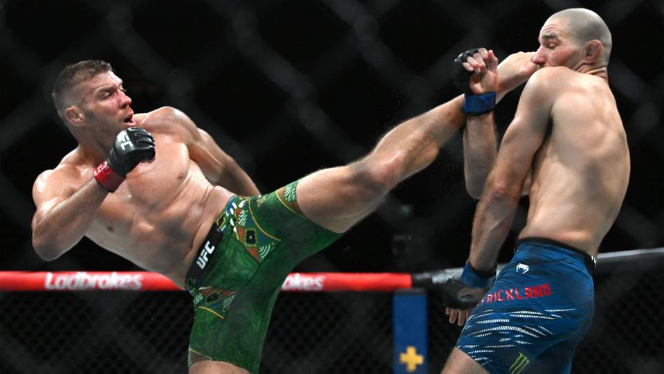 MMA : le Sud-Africain Du Plessis bat Strickland et conserve son titre des moyens de l'UFC