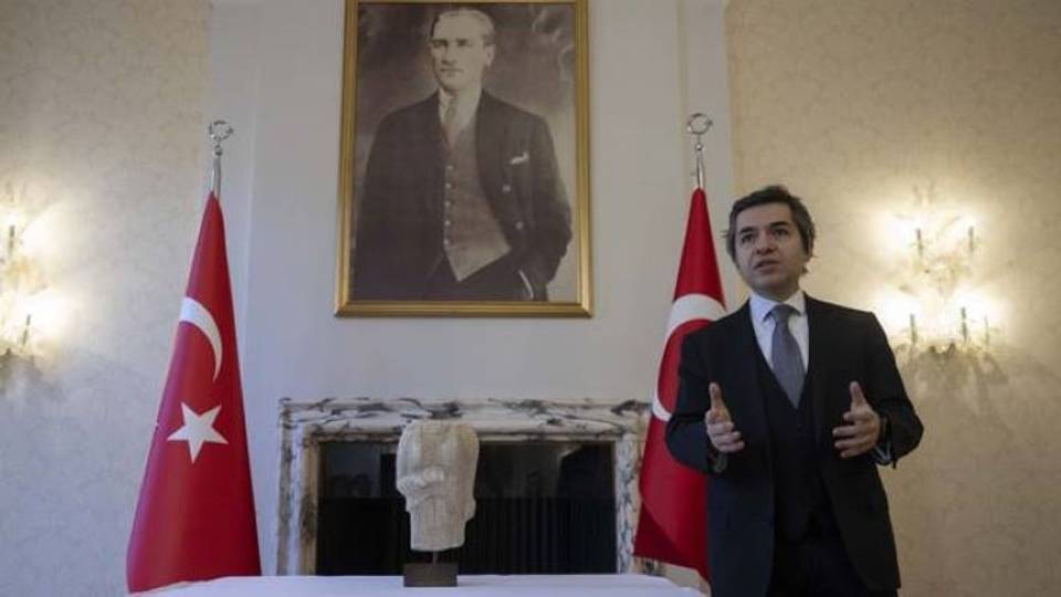 Smuggled ancient Turkish statue returns back home from the UK