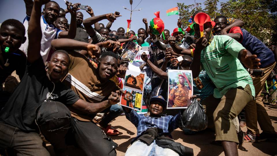 Le Burkina révise sa Constitution, le français relégué au rang de "langue de travail"