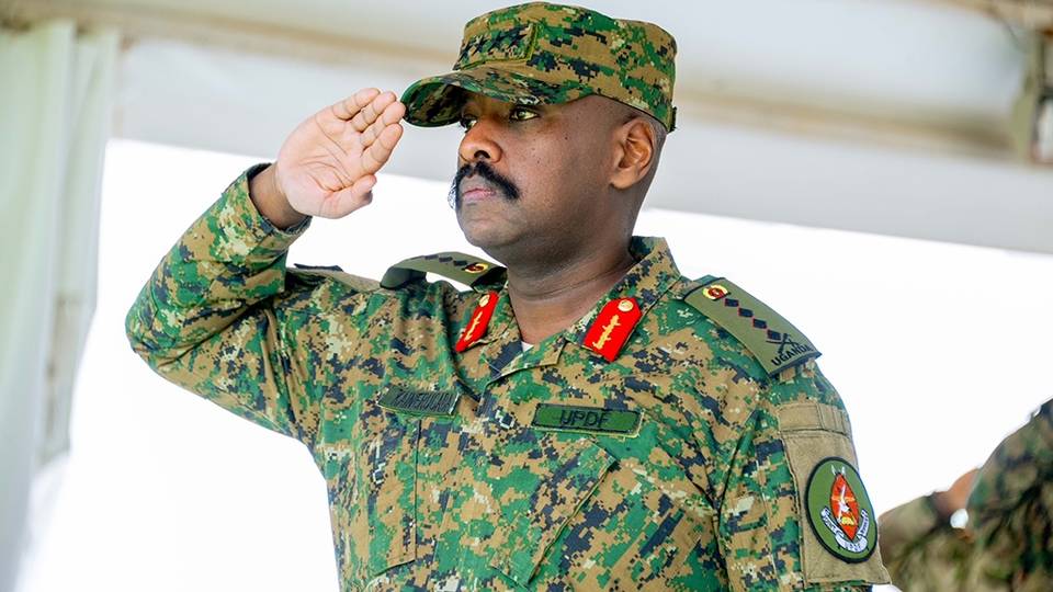 Ouganda : Le chef de l'armée quitte X après des posts controversés