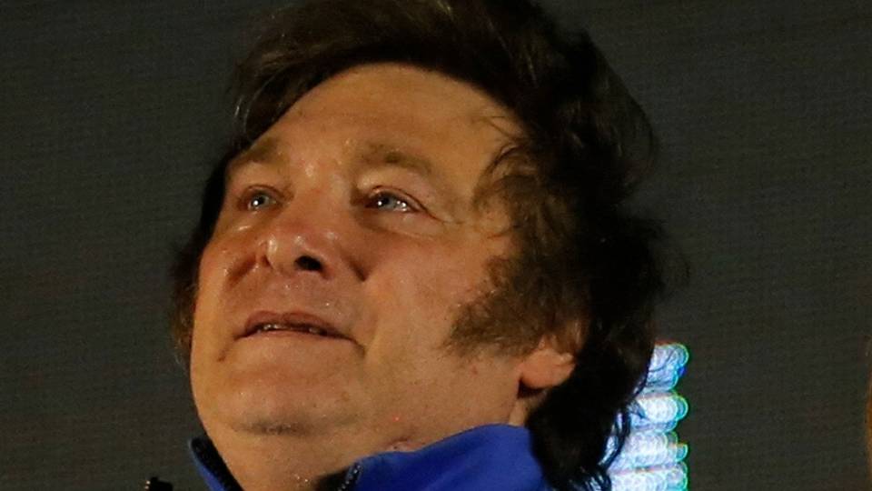 Argentina president sacks 5,000 government workers