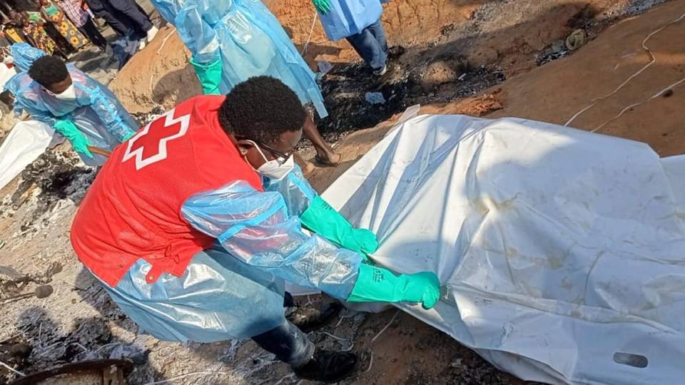 Liberia tanker explosion victims buried in mass graves