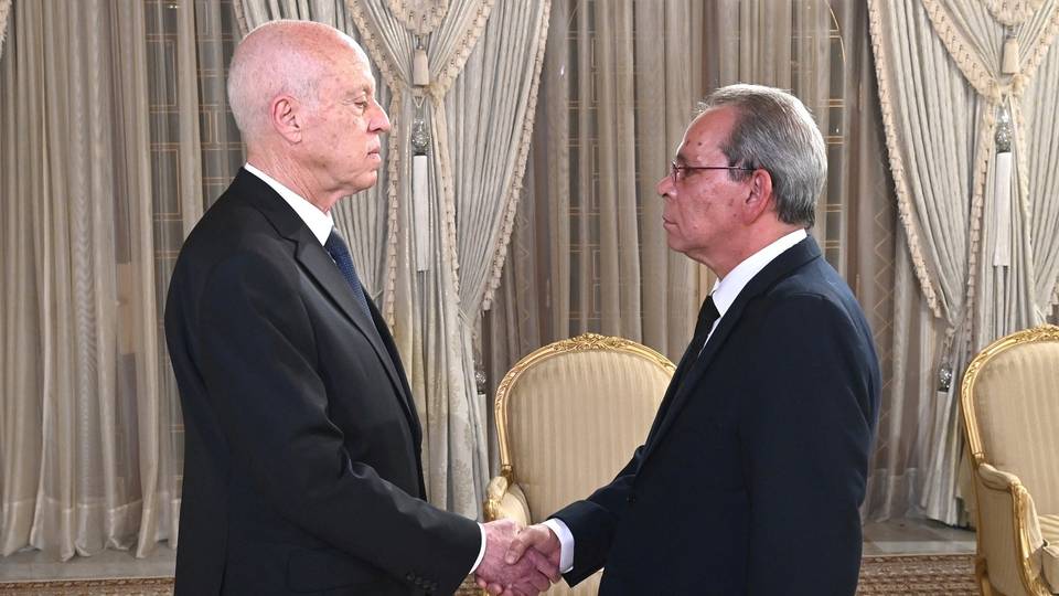 Tunisian president sacks prime minister