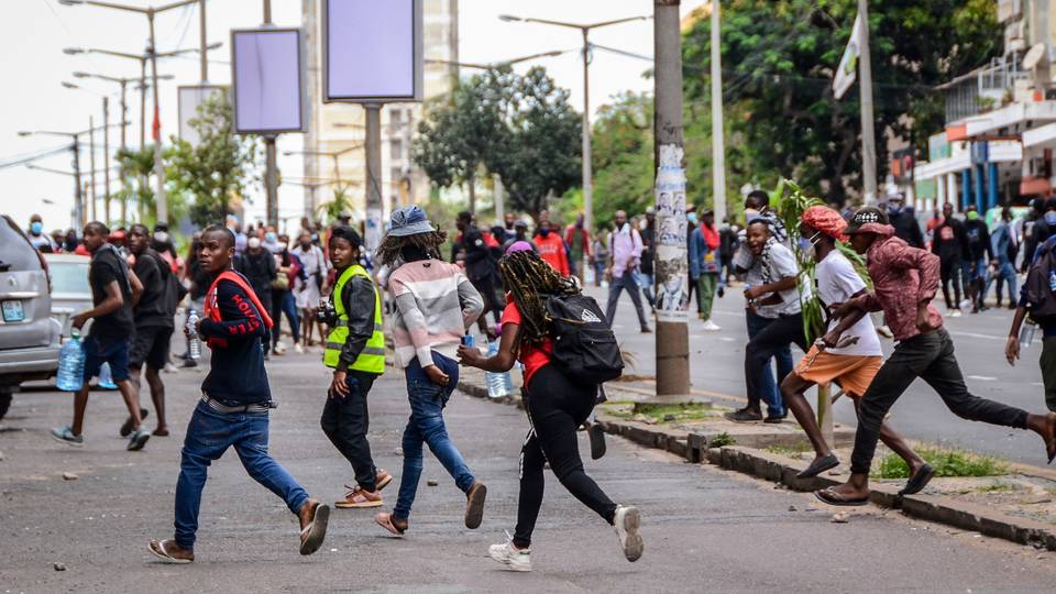 Mozambique: 250 lawmakers sworn in amid uneasy calm