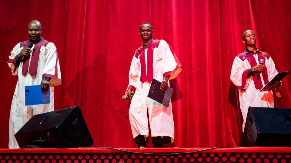En Ouganda, "les fous chantants" jouent le jeu de l'humour face au régime