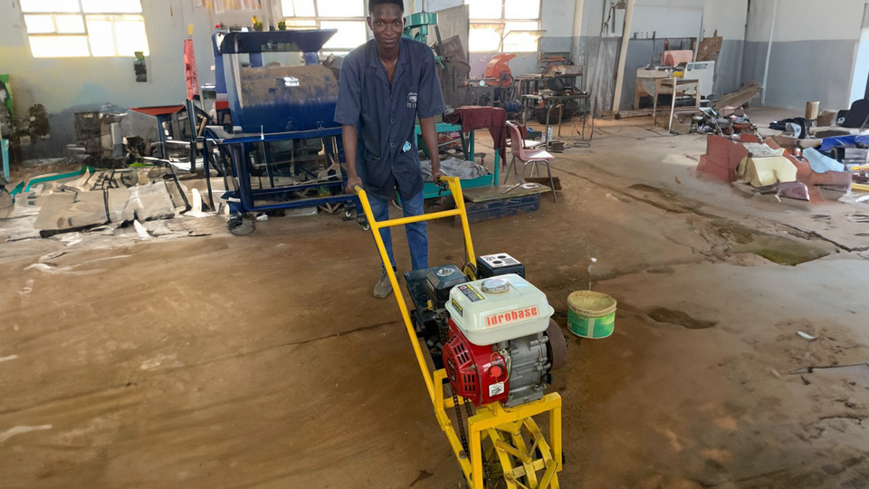 Un Sénégalais de 24 ans invente un motoculteur thermique pour faciliter le travail des agriculteurs