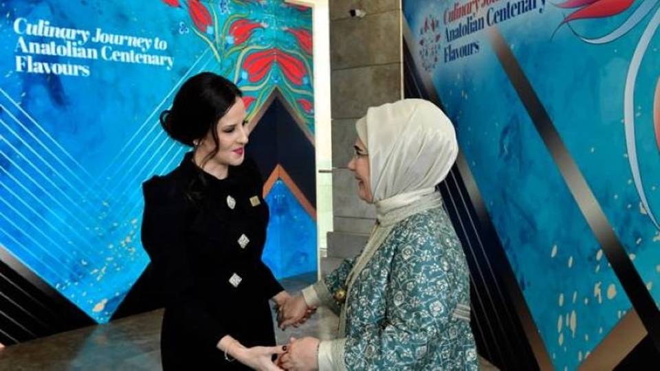 Turkish first lady explores handicrafts exhibition with leaders' spouses