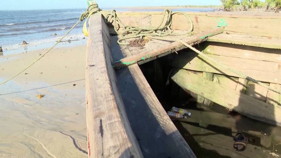 Mozambique boat: Search for survivors after children drown