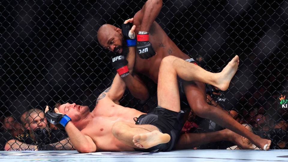 MMA: Jon Jones reste champion sous les yeux de Trump