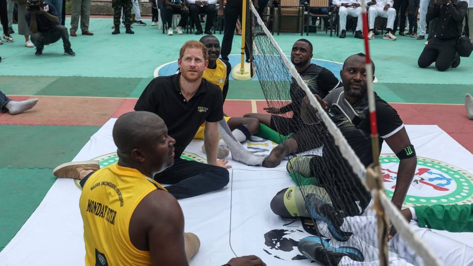 Prince Harry plays volleyball with Nigerian army veterans