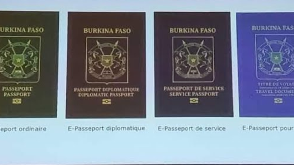 Le Burkina dévoile un passeport sans les insignes de la Cédéao