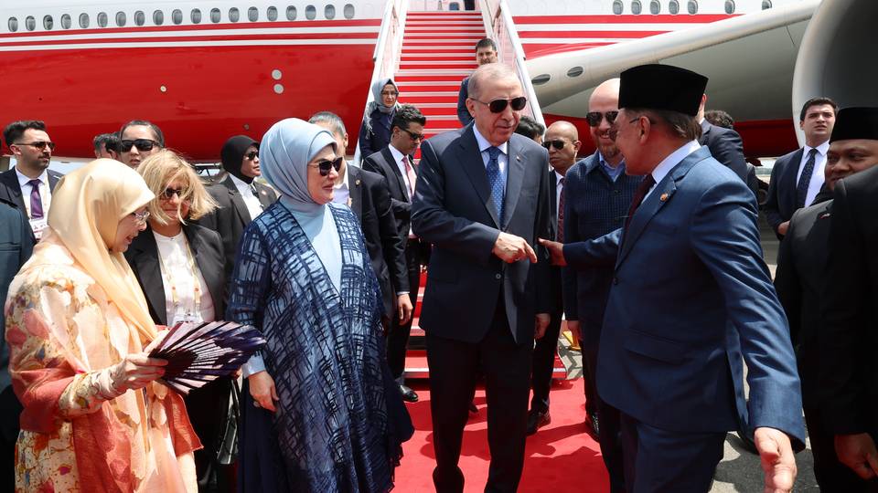 Malaysian premier welcomes Erdogan with official ceremony