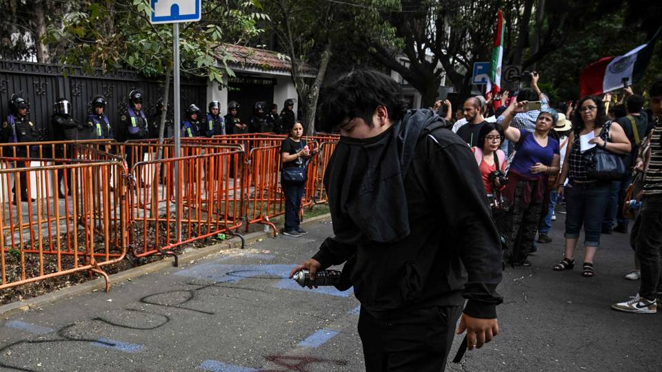 Ecuador's raid on Mexico embassy sparks outrage