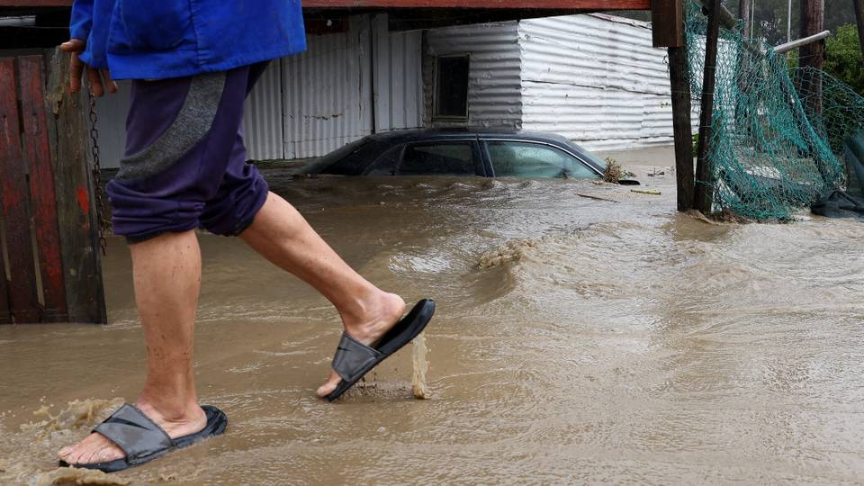 Search for bodies as deadly floods hit South African coast