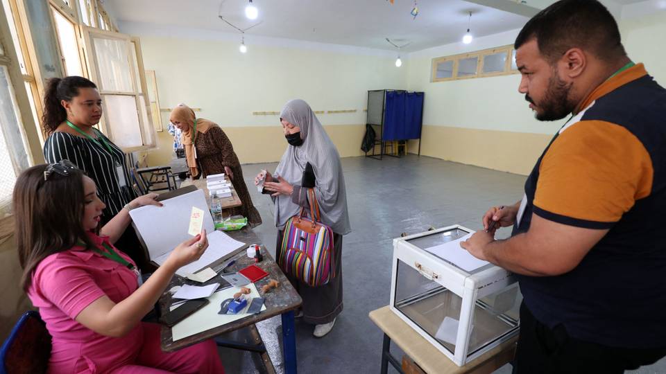 Algerians vote in snap presidential election