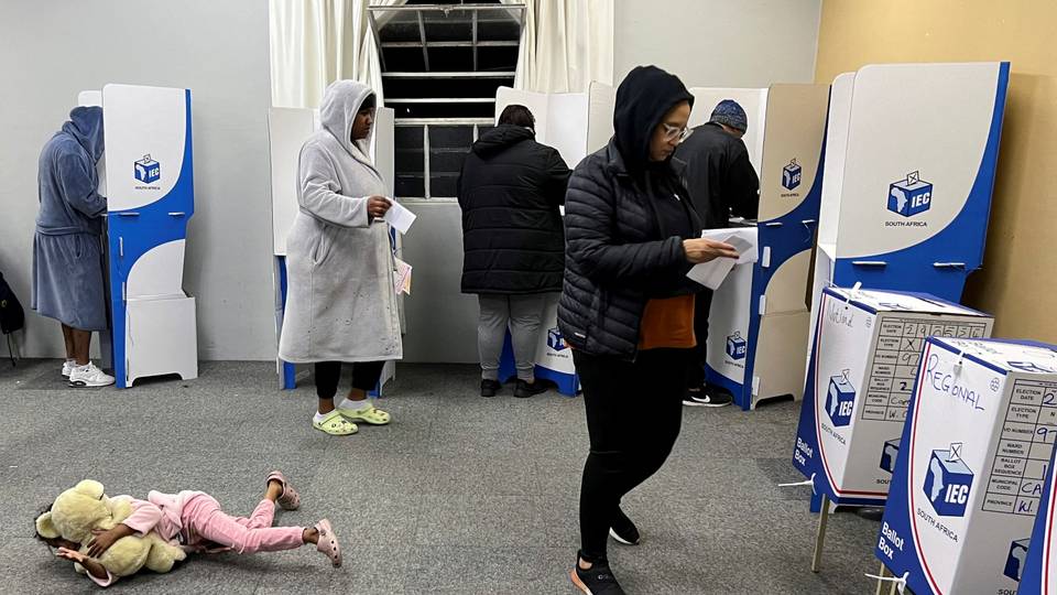 Législatives en Afrique du Sud: décompte en cours, suspense pour l'ANC