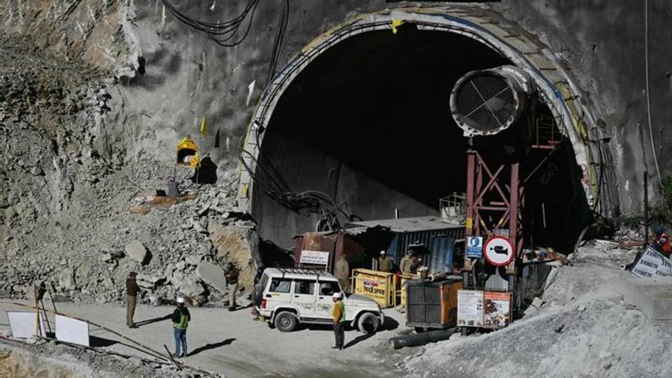 Le sauvetage des 41 ouvriers piégés dans un tunnel se poursuit en Inde