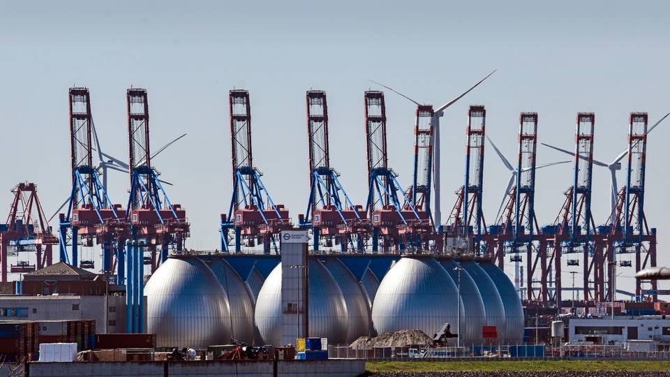 Russia bans petrol exports for six months