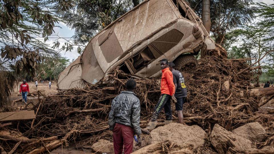 Kenya floods: Search for missing dozens as cabinet meets