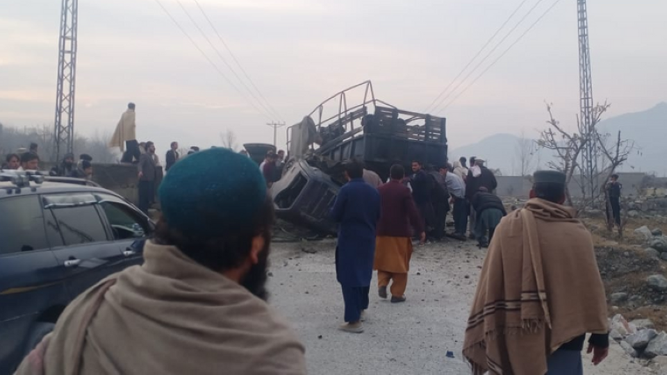 Bomb kills Pakistani police officers on anti-polio duty